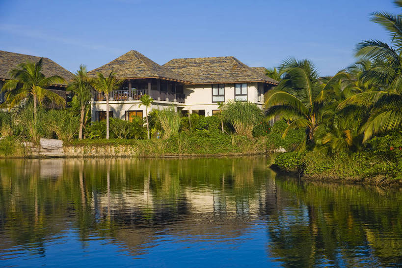 无人,横图,彩色,室外,白天,旅游,树林,植物,别墅,建筑,酒店,椰树,叶子,三亚,中国,亚洲,景观,水池,绿叶,海湾,树,树木,海南,绿色,天空,自然,休闲,嫩叶,旅游胜地,摄影,海南省,生长,成长,度假村,东亚,三亚市,中华人民共和国,华南地区,琼,叶,叶片,棕榈,椰子树,旅行,亚龙湾,亚龙湾国家旅游度假区,三亚亚龙湾五号别墅酒店,五号度假别墅酒店,bj174