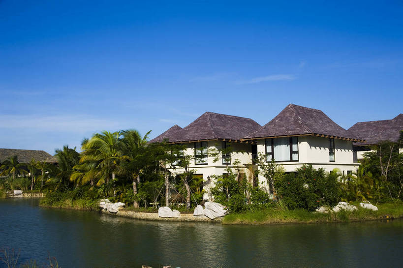 无人,横图,彩色,室外,白天,旅游,树林,植物,别墅,建筑,酒店,椰树,叶子,三亚,中国,亚洲,景观,水池,绿叶,海湾,树,树木,海南,绿色,天空,自然,休闲,嫩叶,旅游胜地,摄影,海南省,生长,成长,度假村,东亚,三亚市,中华人民共和国,华南地区,琼,叶,叶片,棕榈,椰子树,旅行,亚龙湾,亚龙湾国家旅游度假区,三亚亚龙湾五号别墅酒店,五号度假别墅酒店,bj174