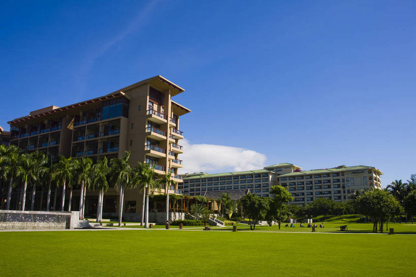 横图,彩色,室外,白天,旅游,草坪,树林,建筑,酒店,三亚,中国,亚洲,景观,海湾,海南,天空,绿地,休闲,旅游胜地,摄影,海南省,度假村,东亚,三亚市,中华人民共和国,华南地区,琼,旅行,亚龙湾,红树林酒店,亚龙湾国家旅游度假区,bj174