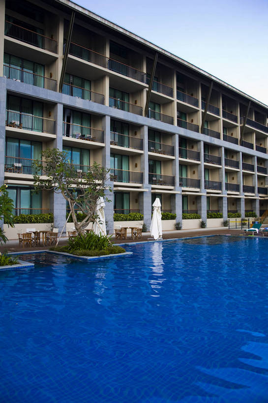 无人,游泳池,竖图,彩色,室外,白天,旅游,建筑,酒店,三亚,中国,亚洲,景观,海南,天空,旅游胜地,竖,摄影,海南省,度假村,东亚,三亚市,中华人民共和国,华南地区,琼,旅行,大东海,bj174