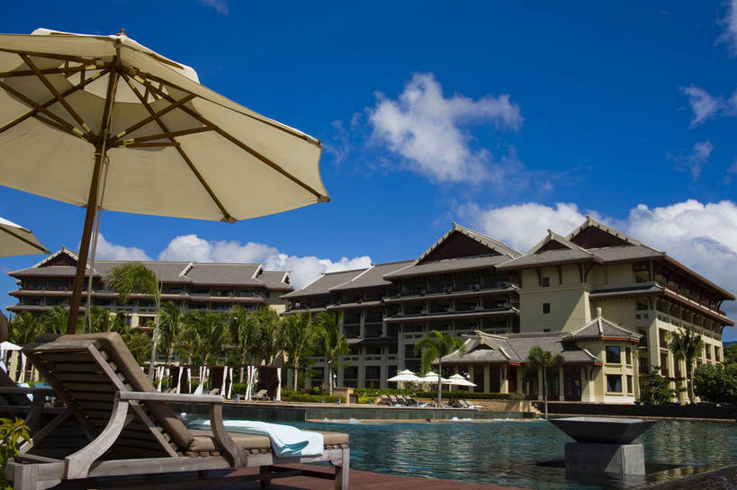 游泳池,横图,彩色,室外,白天,旅游,树林,建筑,酒店,三亚,中国,亚洲,躺椅,景观,海湾,海南,天空,旅游胜地,摄影,海南省,度假村,东亚,三亚市,中华人民共和国,华南地区,琼,旅行,旅店,亚龙湾,亚龙湾国家旅游度假区,金茂三亚丽思卡尔顿酒店,bj174