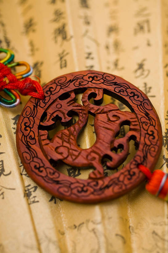 无人,竖图,彩色,室内,静物,中国,装饰,木牌,扇子,书法,图片,艺术品,装饰品,两个,中国结,竖,摄影,礼品,中国文化,东亚,影棚拍摄,传统文化,bj174