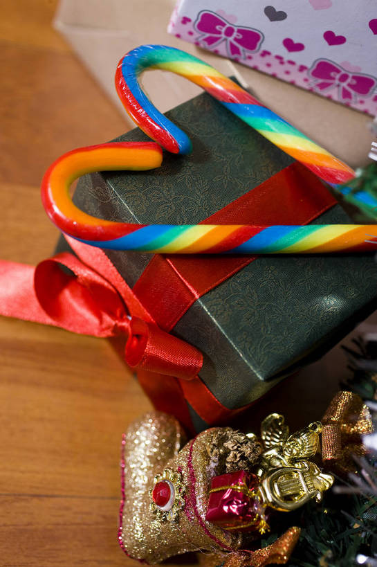 无人,竖图,彩色,室内,静物,礼盒,中国,图片,糖果,艺术品,圣诞,靴子,彩球,装饰品,两个,竖,摄影,礼品,东亚,影棚拍摄,bj174