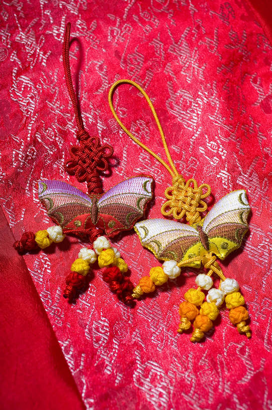 无人,竖图,彩色,室内,特写,蝴蝶,静物,中国,春节,新年,节日,图片,装饰品,两个,饰品,中国结,竖,摄影,绣品,中国文化,东亚,影棚拍摄,传统文化,bj174