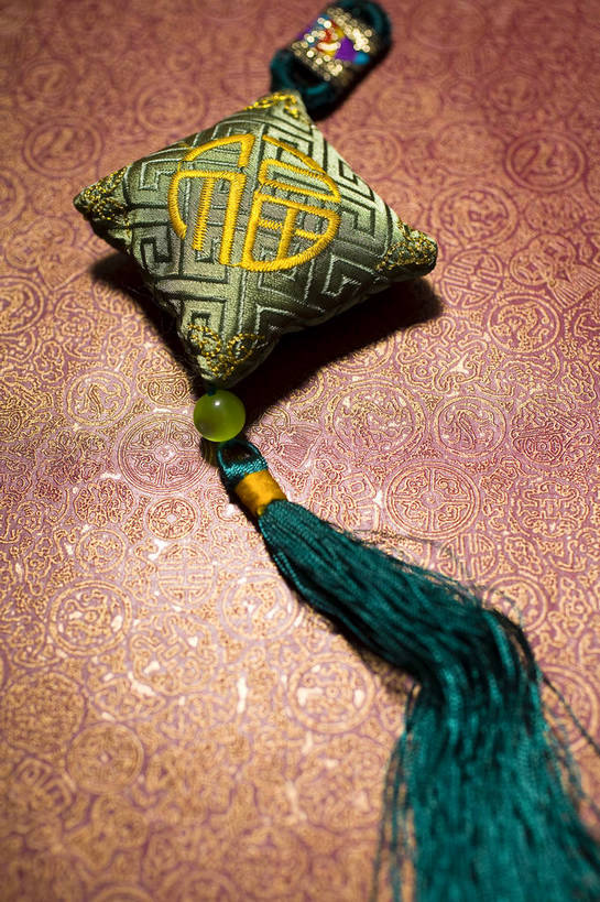 无人,竖图,彩色,室内,特写,静物,中国,春节,新年,节日,图片,装饰品,一个,福字,饰品,中国结,荷包,竖,摄影,绣品,单个,中国文化,东亚,影棚拍摄,传统文化,bj174