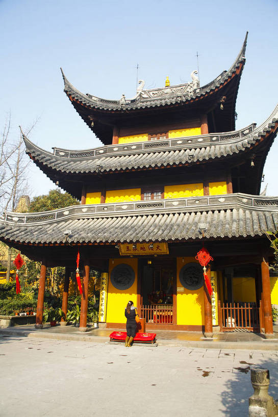 竖图,彩色,室外,白天,旅游,度假,名胜古迹,门,标志建筑,地标,建筑,上海,中国,遗迹,图片,文化遗产,建筑群,古典,古迹,文物,娱乐,建设,古建筑,古代,享受,休闲,旅游胜地,放松,摄影,宗教,佛教,信仰,中国文化,古文明,东亚,龙华寺,门楼,旅行,传统文化,飞檐,bj174