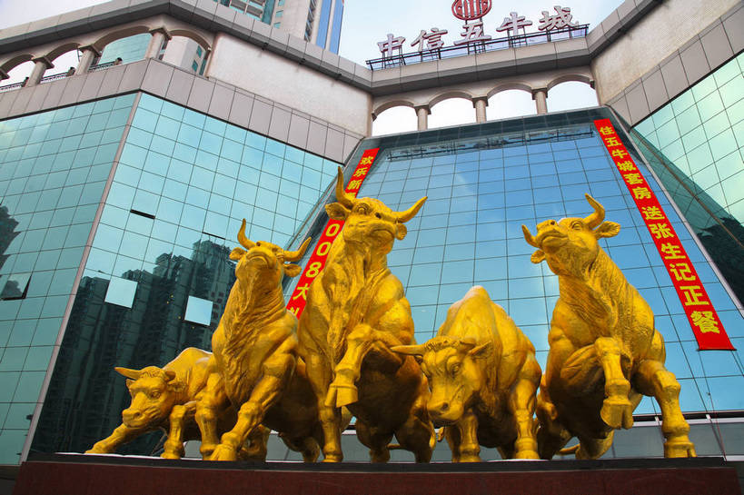 横图,彩色,室外,特写,白天,仰视,旅游,度假,办公楼,名胜古迹,标志建筑,地标,建筑,牛,雕塑,上海,中国,亚洲,遗迹,雕像,图片,古迹,文物,娱乐,建设,古建筑,浦东,现代建筑,黄金,动物,享受,休闲,金色,旅游胜地,摩天大厦,家畜,放松,摄影,牲畜,申,金融中心,陆家嘴,陆家嘴金融贸易区,浦东新区,古文明,东亚,上海市,中信五牛城,中华人民共和国,沪,华东地区,旅行,bj174