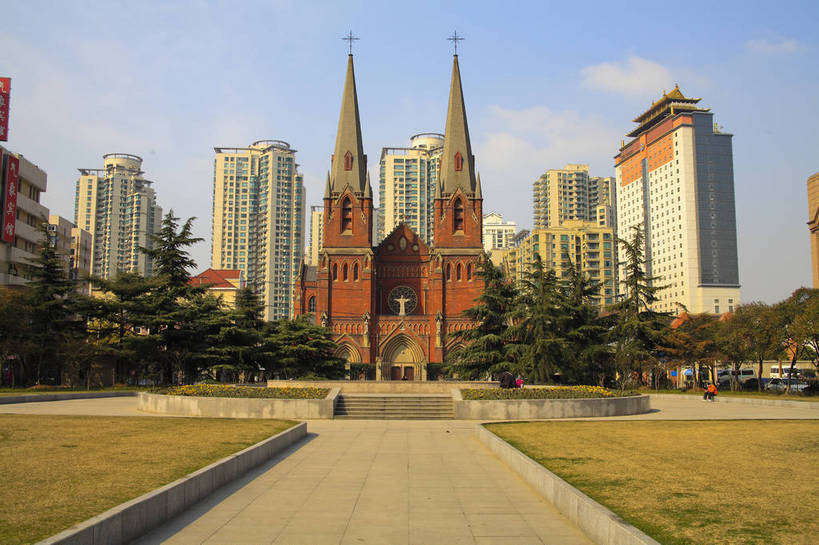 广场,教堂,横图,彩色,室外,白天,旅游,度假,草坪,名胜古迹,标志建筑,地标,建筑,上海,中国,欧式,遗迹,图片,古迹,文物,娱乐,建设,古建筑,树木,绿地,地标建筑,享受,休闲,旅游胜地,放松,摄影,宗教,古文明,东亚,徐家汇天主堂,旅行,bj174