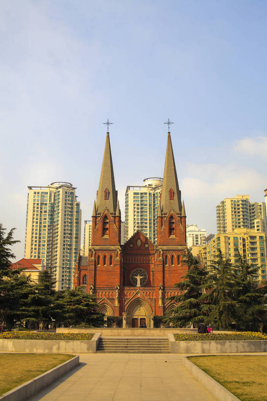 广场,教堂,竖图,彩色,室外,白天,旅游,度假,草坪,名胜古迹,标志建筑,地标,建筑,上海,中国,欧式,遗迹,图片,古迹,文物,娱乐,建设,古建筑,树木,绿地,地标建筑,享受,休闲,旅游胜地,放松,摄影,宗教,古文明,东亚,徐家汇天主堂,旅行,bj174