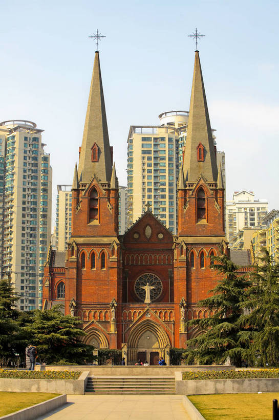 广场,教堂,竖图,彩色,室外,白天,旅游,度假,草坪,名胜古迹,标志建筑,地标,建筑,上海,中国,欧式,遗迹,图片,古迹,文物,娱乐,建设,古建筑,树木,绿地,地标建筑,享受,休闲,旅游胜地,放松,摄影,宗教,古文明,东亚,徐家汇天主堂,旅行,bj174