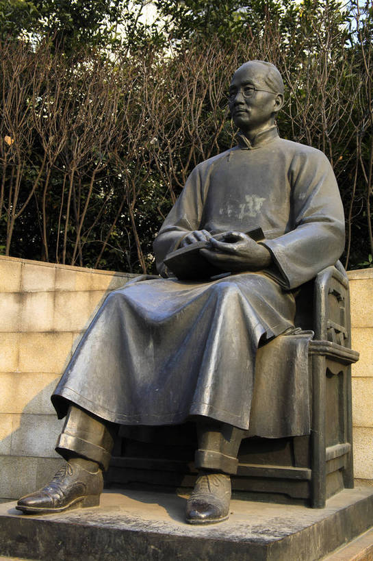 竖图,彩色,室外,白天,旅游,度假,名胜古迹,标志建筑,地标,建筑,雕塑,上海,中国,遗迹,艺术,装饰,雕刻,雕像,图片,古迹,文物,娱乐,建设,古建筑,树木,工艺品,享受,休闲,旅游胜地,放松,摄影,纪念,美术,主题,陈列,古文明,东亚,功能,美学,教育家,政治家,革命家,旅行,蔡元培,鹤卿,仲申,bj174