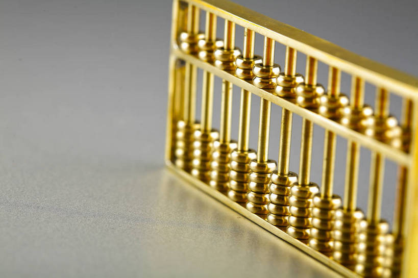 横图,彩色,背景,钱,算盘,静物,中国,图片,文化遗产,艺术品,装饰品,一个,金色,财富,摄影,单个,中国文化,东亚,美术工艺,珠算,影棚拍摄,传统文化,bj174