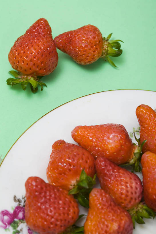 竖图,彩色,特写,白天,草莓,静物,水果,中国,亚洲,图片,食品,排列,盘子,多个,竖,摄影,东亚,影棚拍摄,bj174