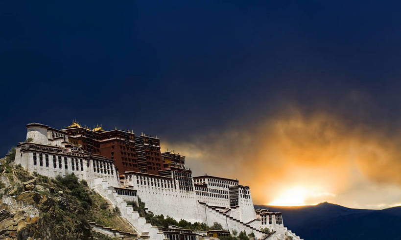 宫殿,横图,彩色,室外,白天,旅游,度假,名胜古迹,太阳,标志建筑,地标,建筑,布达拉宫,中国,亚洲,遗迹,图片,文化遗产,乌云,建筑群,云层,古典,合成,古迹,历史,文化,文物,娱乐,建设,传统,古建筑,拉萨,西藏,少数民族,民族,古代,天空,享受,休闲,旅游胜地,放松,摄影,佛教,古代建筑,文明,中国文化,特效,古文明,东亚,佛陀,藏传佛教,中华人民共和国,古远,传统文化,中国少数民族,bj174