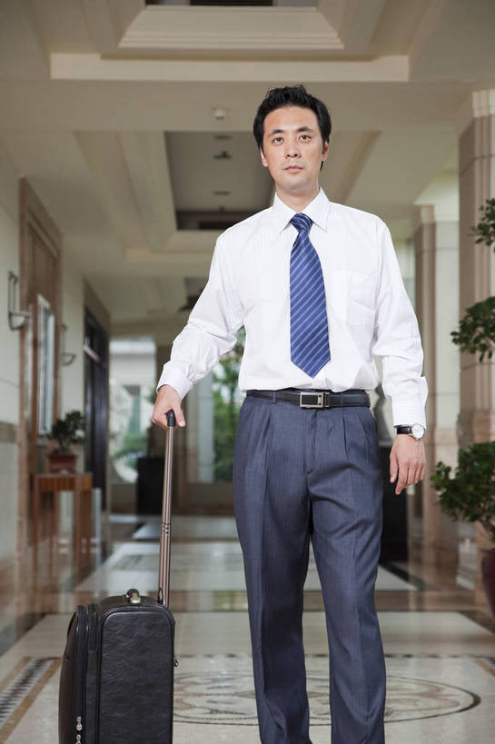 东方人,中年人,一个人,商务人士,商务男性,竖图,彩色,室外,白天,衬衫,商务,成功,办公楼,信心,职员,中国,亚洲,套装,正装,工作,旅行箱,图片,站着,摄影,商务装,工薪阶层,东亚,中华人民共和国,男人,男性,亚洲人,中国人,年轻人,白领,上班族,全身,衬衣,高兴,办公,商务旅行,bj174