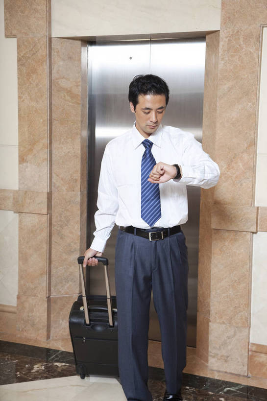 东方人,中年人,一个人,商务人士,商务男性,竖图,彩色,室内,白天,衬衫,商务,成功,办公楼,信心,职员,中国,亚洲,套装,正装,工作,图片,站着,摄影,商务装,工薪阶层,东亚,中华人民共和国,男人,男性,亚洲人,中国人,年轻人,白领,上班族,全身,衬衣,高兴,办公,商务旅行,bj174