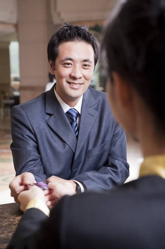 东方人,中年人,两个人,商务人士,商务男性,商务女性,竖图,彩色,室内,白天,衬衫,西装,商务,成功,信心,职员,酒店,中国,亚洲,套装,正装,工作,旅行箱,图片,大堂,站着,摄影,场所,商务装,工薪阶层,东亚,中华人民共和国,男人,男性,女人,女性,亚洲人,中国人,年轻人,白领,上班族,半身,全身,衬衣,高兴,办公,商务旅行,bj174