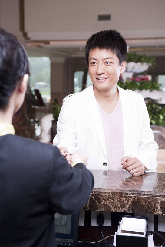 东方人,中年人,两个人,商务人士,商务男性,商务女性,竖图,彩色,室内,白天,衬衫,西装,商务,成功,信心,职员,酒店,中国,亚洲,套装,正装,工作,旅行箱,图片,大堂,站着,摄影,场所,商务装,工薪阶层,东亚,中华人民共和国,男人,男性,女人,女性,亚洲人,中国人,年轻人,白领,上班族,半身,全身,衬衣,高兴,办公,商务旅行,bj174