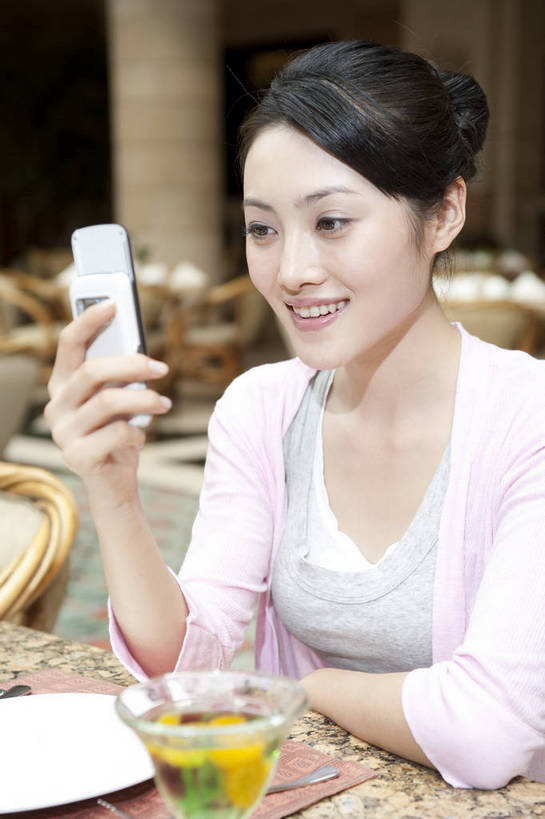 东方人,一个人,餐厅,打电话,微笑,竖图,彩色,室内,时尚,中国,亚洲,图片,眼镜,用餐,休闲,放松,美女,摄影,生活方式,东亚,中华人民共和国,交流,女人,女性,亚洲人,中国人,年轻人,坐着,半身,高兴,愉快,bj174