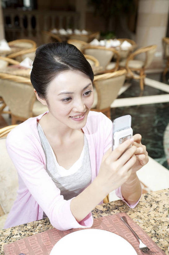 东方人,一个人,餐厅,打电话,微笑,竖图,彩色,室内,时尚,中国,亚洲,图片,眼镜,用餐,休闲,放松,美女,摄影,生活方式,东亚,中华人民共和国,交流,女人,女性,亚洲人,中国人,年轻人,坐着,半身,高兴,愉快,bj174