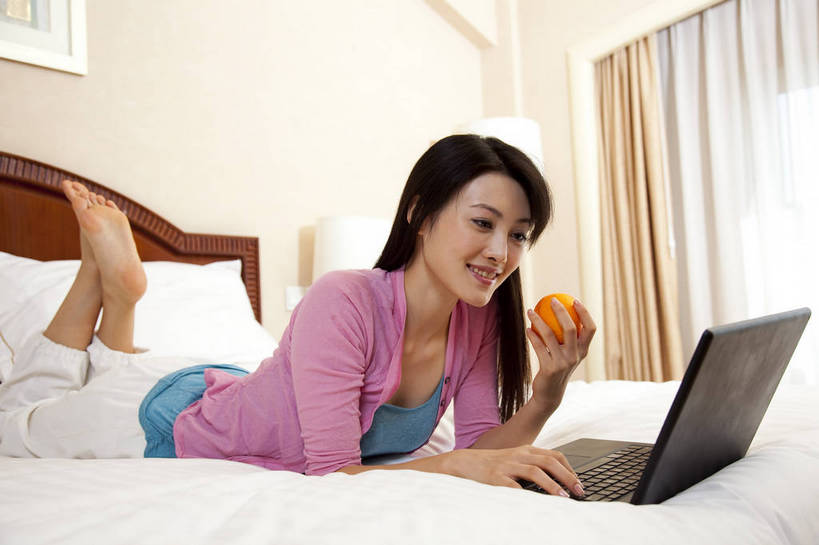 东方人,一个人,横图,彩色,室内,时尚,电脑,卧室,中国,亚洲,图片,娱乐,笔记本,趴着,休闲,放松,美女,摄影,生活方式,东亚,中华人民共和国,上网,女人,女性,亚洲人,中国人,年轻人,全身,高兴,愉快,bj174