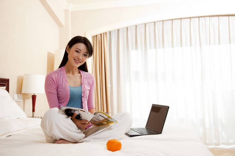 东方人,一个人,横图,彩色,室内,时尚,电脑,卧室,中国,亚洲,图片,娱乐,笔记本,休闲,放松,美女,摄影,生活方式,东亚,中华人民共和国,上网,女人,女性,亚洲人,中国人,年轻人,坐着,全身,高兴,愉快,bj174