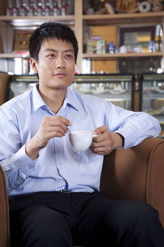 东方人,一个人,餐厅,微笑,竖图,彩色,室内,时尚,西餐,中国,亚洲,图片,喝咖啡,娱乐,休息,休闲,放松,摄影,生活方式,东亚,中华人民共和国,男人,男性,亚洲人,中国人,年轻人,坐着,半身,高兴,愉快,bj174