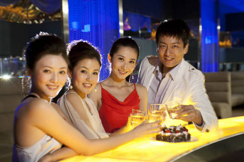 东方人,餐厅,微笑,横图,彩色,室内,聚会,时尚,西餐,中国,亚洲,图片,许多人,娱乐,晚会,喝酒,一群人,休息,休闲,放松,美女,摄影,生活方式,东亚,中华人民共和国,男人,男性,女人,女性,亚洲人,中国人,年轻人,坐着,半身,高兴,愉快,bj174