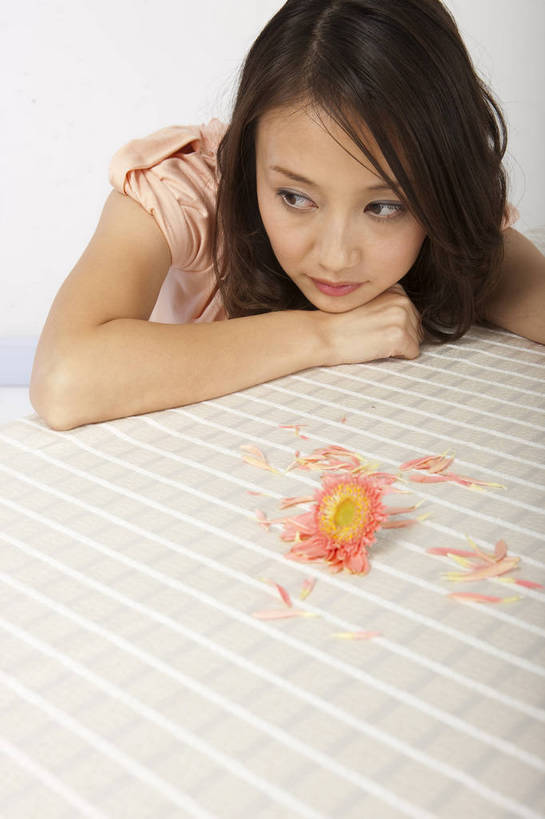 东方人,一个人,微笑,竖图,彩色,室内,白天,中国,亚洲,图片,手工,休闲装,花卉,享受,休闲,放松,美女,摄影,生活方式,轻松,东亚,女孩,女人,女性,亚洲人,中国人,年轻人,坐着,半身,影棚拍摄,高兴,愉快,bj174