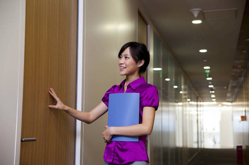 东方人,一个人,商务人士,商务女性,办公室,横图,彩色,室内,白天,西装,商务,成功,信心,职员,门,中国,亚洲,套装,正装,图片,文件,文件夹,现代建筑,站着,美女,金融,摄影,经济,商务装,贸易,工薪阶层,东亚,女人,女性,亚洲人,中国人,年轻人,白领,上班族,半身,高兴,办公,商业,敲门,bj174