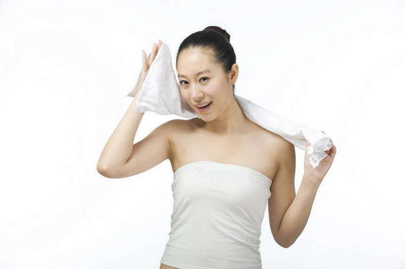 东方人,五官,眼睛,嘴,脸颊,头发,一个人,横图,彩色,室内,白色背景,正面,美容,时尚,北京,中国,仅一个年轻女性,仅一个女性,仅一个人,图片,黑色,毛巾,擦汗,清洁,站着,休闲,健康,舒服,美女,姿势,摄影,生活方式,皮肤,修饰,动作,毛发,化妆用品,年轻女性,女人,女性,中国人,年轻人,半身,影棚拍摄,愉快,bj174