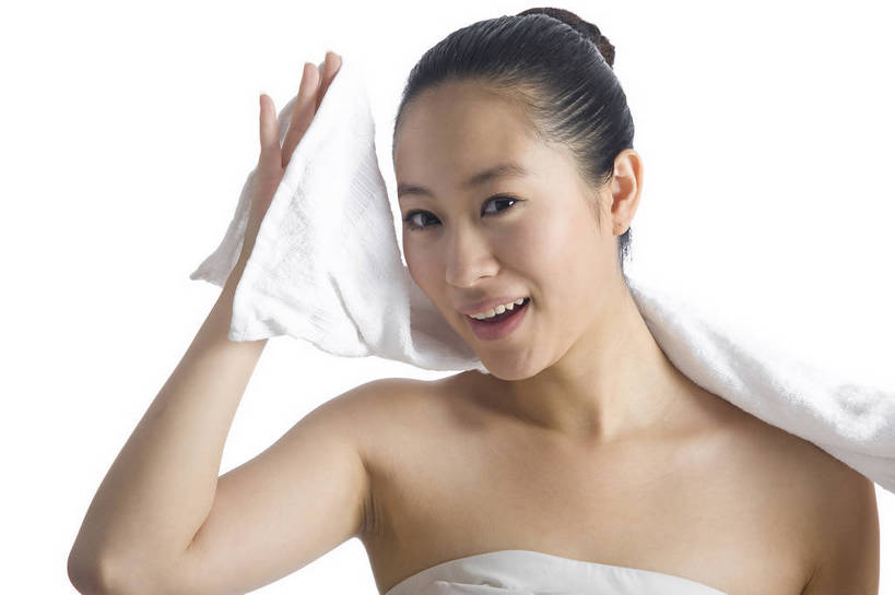 东方人,五官,眼睛,嘴,脸颊,头发,一个人,横图,彩色,室内,白色背景,正面,美容,时尚,北京,中国,仅一个年轻女性,仅一个女性,仅一个人,图片,黑色,毛巾,擦汗,清洁,站着,休闲,健康,舒服,美女,姿势,摄影,生活方式,皮肤,修饰,动作,毛发,化妆用品,年轻女性,女人,女性,中国人,年轻人,半身,影棚拍摄,愉快,bj174