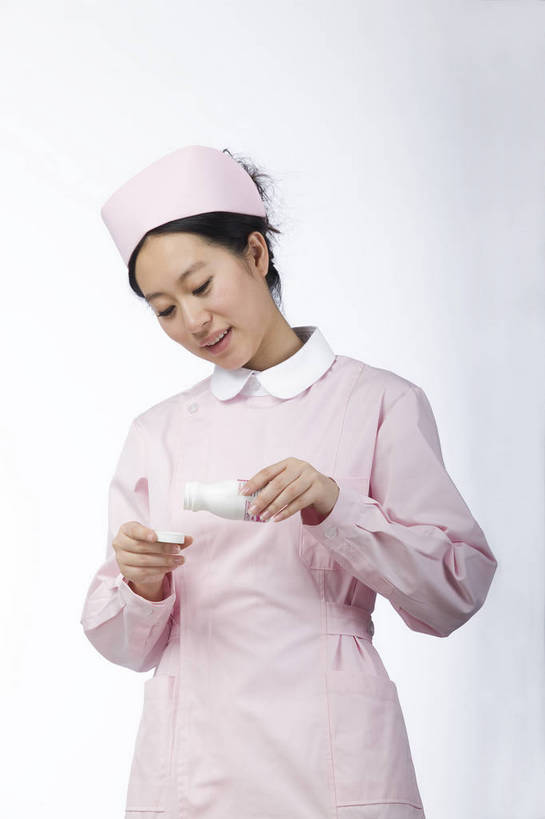 东方人,脸,头发,一个人,护士,微笑,竖图,职员,北京,中国,仅一个年轻女性,仅一个女性,仅一个人,药,工作,职业装,黑色,站着,职业,健康,舒服,美女,服务,生活方式,医疗,毛发,护士帽,西药,年轻女性,女人,女性,中国人,年轻人,白领,商人,上班族,半身,愉快,白领阶层,办公室职员,bj174