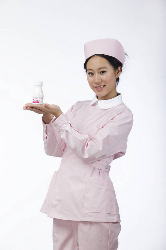 东方人,脸,头发,一个人,护士,微笑,竖图,职员,北京,中国,仅一个年轻女性,仅一个女性,仅一个人,药,工作,职业装,黑色,站着,职业,健康,舒服,美女,服务,生活方式,医疗,毛发,护士帽,西药,年轻女性,女人,女性,中国人,年轻人,白领,商人,上班族,半身,愉快,白领阶层,办公室职员,bj174