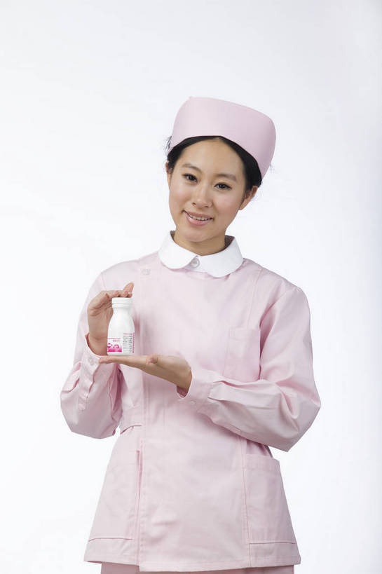 东方人,脸,头发,一个人,护士,微笑,竖图,职员,北京,中国,仅一个年轻女性,仅一个女性,仅一个人,药,工作,职业装,黑色,站着,职业,健康,舒服,美女,服务,生活方式,医疗,毛发,护士帽,西药,年轻女性,女人,女性,中国人,年轻人,白领,商人,上班族,半身,愉快,白领阶层,办公室职员,bj174