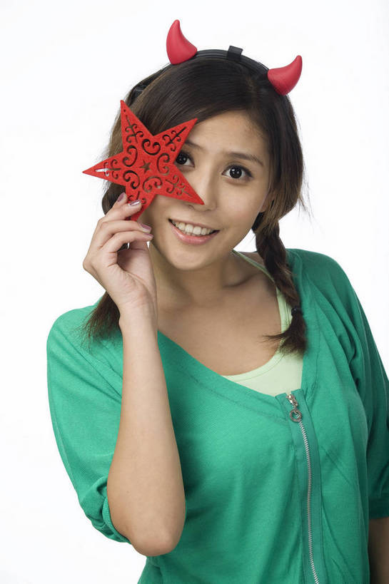 东方人,头发,一个人,微笑,竖图,时尚,礼物,椅子,北京,中国,新年,仅一个年轻女性,仅一个女性,仅一个人,节日,造型,头饰,生活,休闲装,红色,黑色,装饰物,休闲,健康,舒服,喜庆,美女,姿势,生活方式,毛发,五星,年轻女性,女人,女性,中国人,年轻人,坐着,半身,愉快,bj174