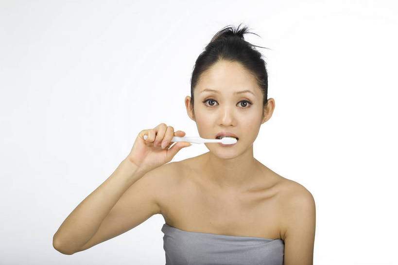 东方人,五官,眼睛,脸颊,手,头发,一个人,横图,化妆,美容,北京,中国,仅一个年轻女性,仅一个女性,仅一个人,护肤,刷牙,黑色,清洁,休闲,健康,舒服,美女,头像,生活方式,皮肤,修饰,毛发,年轻女性,女人,女性,中国人,年轻人,愉快,bj174