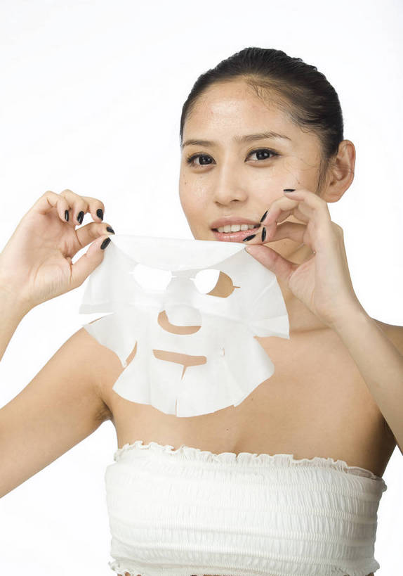 东方人,五官,眼睛,脸颊,手,头发,一个人,竖图,化妆,美容,北京,中国,仅一个年轻女性,仅一个女性,仅一个人,护肤,造型,黑色,休闲,健康,舒服,面膜,美女,头像,生活方式,皮肤,修饰,毛发,化妆用品,年轻女性,女人,女性,中国人,年轻人,愉快,bj174