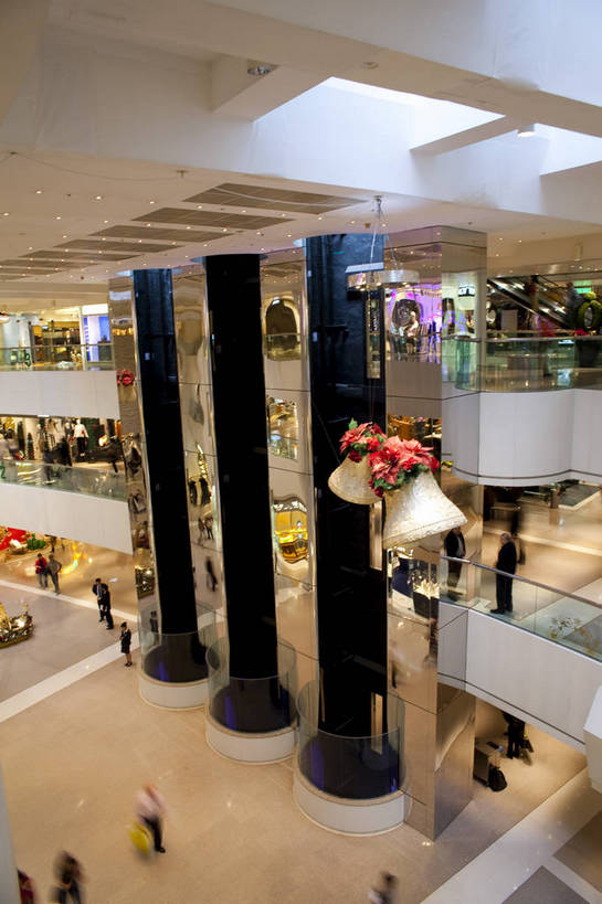 竖图,彩色,室内,白天,购物,旅游,度假,名胜古迹,标志建筑,城市,地标,建筑,商场,香港,中国,节日,遗迹,图片,扶梯,圣诞,古迹,文物,娱乐,建设,现代,古建筑,享受,休闲,喜庆,旅游胜地,放松,生活方式,公共设施,文明,气氛,古文明,繁荣,旅行,购物中心,太古广场,bj174