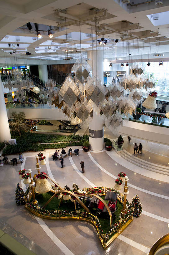 竖图,彩色,室内,白天,购物,旅游,度假,名胜古迹,标志建筑,城市,地标,建筑,商场,香港,中国,节日,遗迹,图片,扶梯,圣诞,古迹,文物,娱乐,建设,现代,古建筑,享受,休闲,喜庆,旅游胜地,放松,生活方式,公共设施,文明,气氛,古文明,繁荣,旅行,购物中心,太古广场,bj174