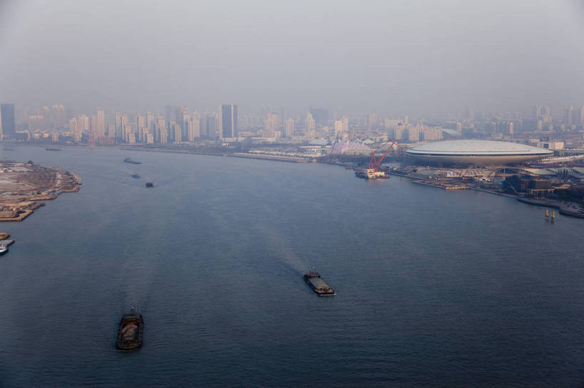 无人,横图,俯视,彩色,室外,白天,旅游,度假,名胜古迹,标志建筑,城市,地标,建筑,轮船,上海,中国,远眺,遗迹,图片,建筑群,古迹,文物,娱乐,建设,现代,古建筑,黄浦江,浦东,现代建筑,地标建筑,演艺中心,享受,休闲,上海世博馆,世博馆,上海世博会,世博,世博会,旅游胜地,放松,摄影,都市风光,文明,中国文化,古文明,繁荣,河,江,旅行,bj174