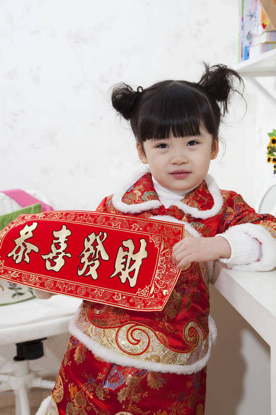 东方人,婴儿,儿童,五官,脸,手,头发,一个人,家庭,微笑,竖图,彩色,室内,正面,民族服装,纯洁,书房,北京,中国,春节,对联,新年,亚洲,学习,传统服饰,节日,造型,标志,书法,图片,文字,字符,标识,书桌,小孩,小女孩,红色,黑色,站着,休闲,健康,舒服,温暖,温馨,喜庆,一家人,汉字,家居,可爱,童年,童趣,姿势,摄影,活泼,生活方式,动作,和睦,毛发,中文,宝宝,气氛,居室,纯真,烂漫,无邪,国文,华文,羊角辫,无忧无虑,伶俐,天真,女孩,中国人,孩子,半身,愉快,唐装,融洽,传统文化,bj174