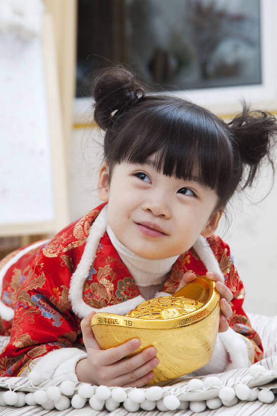 东方人,婴儿,儿童,五官,脸,手,头发,一个人,家庭,微笑,竖图,彩色,室内,正面,民族服装,纯洁,儿童房,卧室,北京,中国,春节,新年,亚洲,传统服饰,节日,造型,图片,小孩,小女孩,红色,黑色,工艺品,趴着,休闲,健康,舒服,温暖,温馨,喜庆,一家人,家居,可爱,童年,童趣,姿势,摄影,金元宝,活泼,生活方式,动作,和睦,毛发,宝宝,气氛,居室,纯真,烂漫,无邪,羊角辫,无忧无虑,伶俐,天真,女孩,中国人,孩子,半身,愉快,唐装,融洽,传统文化,bj174