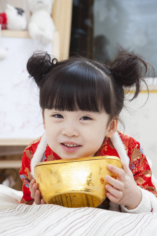 东方人,婴儿,儿童,五官,脸,手,头发,一个人,家庭,微笑,竖图,彩色,室内,正面,民族服装,纯洁,儿童房,卧室,北京,中国,春节,新年,亚洲,传统服饰,节日,造型,图片,小孩,小女孩,红色,黑色,工艺品,趴着,休闲,健康,舒服,温暖,温馨,喜庆,一家人,家居,可爱,童年,童趣,姿势,摄影,金元宝,活泼,生活方式,动作,和睦,毛发,宝宝,气氛,居室,纯真,烂漫,无邪,羊角辫,无忧无虑,伶俐,天真,女孩,中国人,孩子,半身,愉快,唐装,融洽,传统文化,bj174