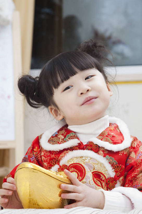 东方人,婴儿,儿童,五官,脸,手,头发,一个人,家庭,微笑,竖图,彩色,室内,正面,民族服装,纯洁,儿童房,卧室,北京,中国,春节,新年,亚洲,传统服饰,节日,造型,图片,小孩,小女孩,红色,黑色,工艺品,趴着,休闲,健康,舒服,温暖,温馨,喜庆,一家人,家居,可爱,童年,童趣,姿势,摄影,金元宝,活泼,生活方式,动作,和睦,毛发,宝宝,气氛,居室,纯真,烂漫,无邪,羊角辫,无忧无虑,伶俐,天真,女孩,中国人,孩子,半身,愉快,唐装,融洽,传统文化,bj174