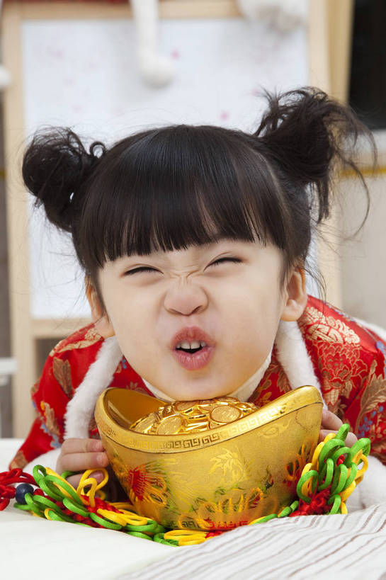 东方人,婴儿,儿童,五官,脸,手,头发,一个人,家庭,微笑,竖图,彩色,室内,正面,民族服装,纯洁,儿童房,卧室,北京,中国,春节,新年,亚洲,传统服饰,节日,造型,图片,小孩,小女孩,红色,黑色,工艺品,趴着,休闲,健康,舒服,温暖,温馨,喜庆,一家人,家居,可爱,童年,童趣,姿势,摄影,金元宝,活泼,生活方式,动作,和睦,毛发,宝宝,气氛,居室,纯真,烂漫,无邪,羊角辫,无忧无虑,伶俐,天真,女孩,中国人,孩子,半身,愉快,唐装,融洽,传统文化,bj174