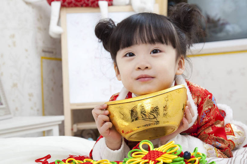 东方人,婴儿,儿童,五官,脸,手,头发,一个人,家庭,微笑,横图,彩色,室内,正面,民族服装,纯洁,儿童房,卧室,北京,中国,春节,新年,亚洲,传统服饰,节日,造型,图片,小孩,小女孩,红色,黑色,工艺品,趴着,休闲,健康,舒服,温暖,温馨,喜庆,一家人,家居,可爱,童年,童趣,姿势,摄影,金元宝,活泼,生活方式,动作,和睦,毛发,宝宝,气氛,居室,纯真,烂漫,无邪,羊角辫,无忧无虑,伶俐,天真,女孩,中国人,孩子,半身,愉快,唐装,融洽,传统文化,bj174