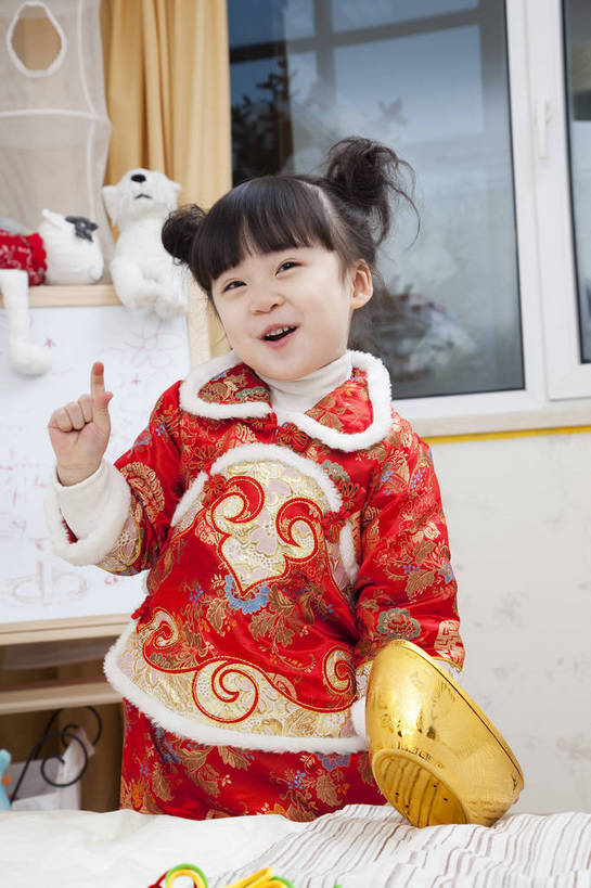 东方人,婴儿,儿童,五官,脸,手,头发,一个人,家庭,笑,竖图,彩色,室内,正面,民族服装,纯洁,儿童房,卧室,北京,中国,春节,新年,亚洲,传统服饰,节日,造型,图片,小孩,小女孩,红色,黑色,工艺品,站着,休闲,健康,舒服,温暖,温馨,喜庆,一家人,家居,可爱,童年,童趣,姿势,摄影,金元宝,活泼,生活方式,动作,和睦,毛发,宝宝,气氛,居室,纯真,烂漫,无邪,羊角辫,无忧无虑,伶俐,天真,女孩,中国人,孩子,半身,愉快,唐装,融洽,传统文化,bj174
