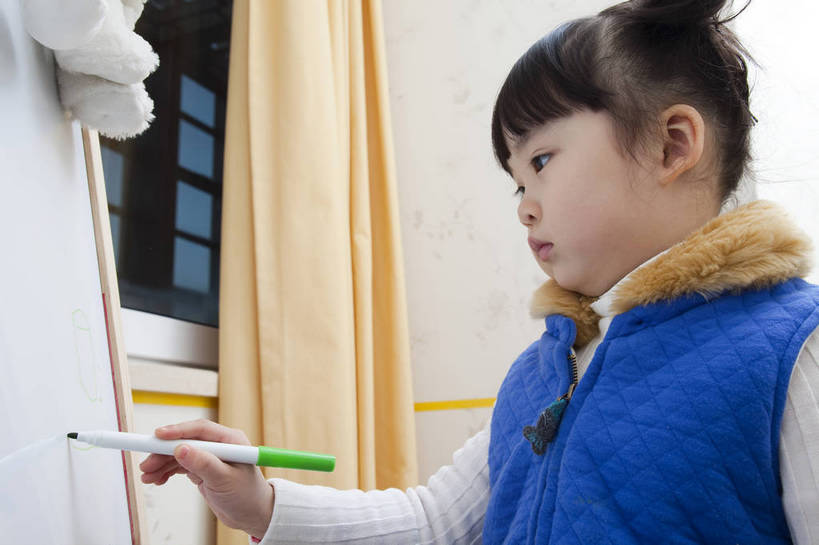 东方人,婴儿,儿童,五官,脸,头发,一个人,家庭,微笑,横图,彩色,室内,侧面,纯洁,书房,北京,中国,亚洲,图片,休闲装,小孩,小女孩,黑色,白板,休闲,健康,舒服,温暖,温馨,一家人,彩笔,家居,可爱,童年,童趣,摄影,活泼,生活方式,和睦,毛发,宝宝,气氛,居室,纯真,烂漫,无邪,羊角辫,无忧无虑,伶俐,天真,女孩,中国人,孩子,画画,坐着,半身,愉快,融洽,bj174