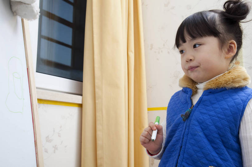 东方人,婴儿,儿童,五官,脸,头发,一个人,家庭,微笑,横图,彩色,室内,侧面,纯洁,书房,北京,中国,亚洲,图片,休闲装,小孩,小女孩,黑色,白板,休闲,健康,舒服,温暖,温馨,一家人,彩笔,家居,可爱,童年,童趣,摄影,活泼,生活方式,和睦,毛发,宝宝,气氛,居室,纯真,烂漫,无邪,羊角辫,无忧无虑,伶俐,天真,女孩,中国人,孩子,画画,坐着,半身,愉快,融洽,bj174